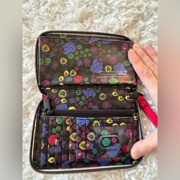 LIMITED EDITION MARC JACOBS X DISNEY ALICE IN WONDERLAND WALLET - Picture 7 of 11